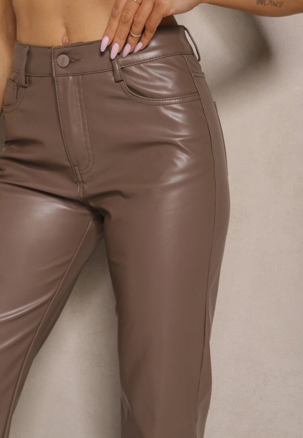 Renee - Brązowe Spodnie z Ekoskóry o Prostym Kroju High Waist Arivra. Okazja: na co dzień. Stan: podwyższony. Kolor: brązowy. Styl: casual, elegancki