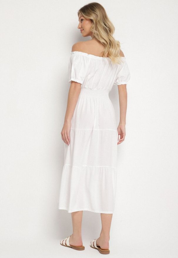 Born2be - Biała Sukienka o Rozkloszowanym Kroju z Dekoltem Typu Łódka Miranea. Okazja: na co dzień. Kolor: biały. Materiał: jeans. Typ sukienki: proste, rozkloszowane. Styl: casual, klasyczny