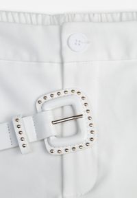 Renee - Białe Eleganckie Spodnie o Szerokim Kroju z Ozdobnym Paskiem Airia. Kolor: biały. Długość: krótkie. Styl: elegancki #3