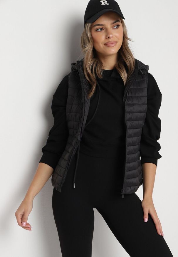 Born2be - Czarna Pikowana Kamizelka na Suwak z Kieszeniami i Odpinanym Kapturem Arsalna. Okazja: na co dzień. Typ kołnierza: golf. Kolor: czarny. Materiał: jeans. Styl: elegancki, klasyczny, casual