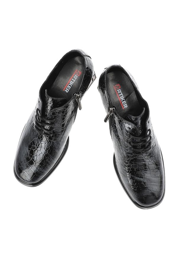 Szare Półbuty Artiker Stylowe Obuwie Damskie Na Obcasie. Okazja: na co dzień. Kolor: szary. Materiał: lakier. Szerokość cholewki: normalna. Wzór: kolorowy, aplikacja. Obcas: na obcasie. Styl: elegancki. Wysokość obcasa: średni