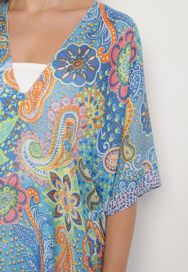 Born2be - Niebieskie Ponczo z Wiskozy z Jedwabiem w Abstrakcyjny Wzór Idellora. Okazja: na plażę. Kolor: niebieski. Materiał: wiskoza, jedwab. Styl: klasyczny