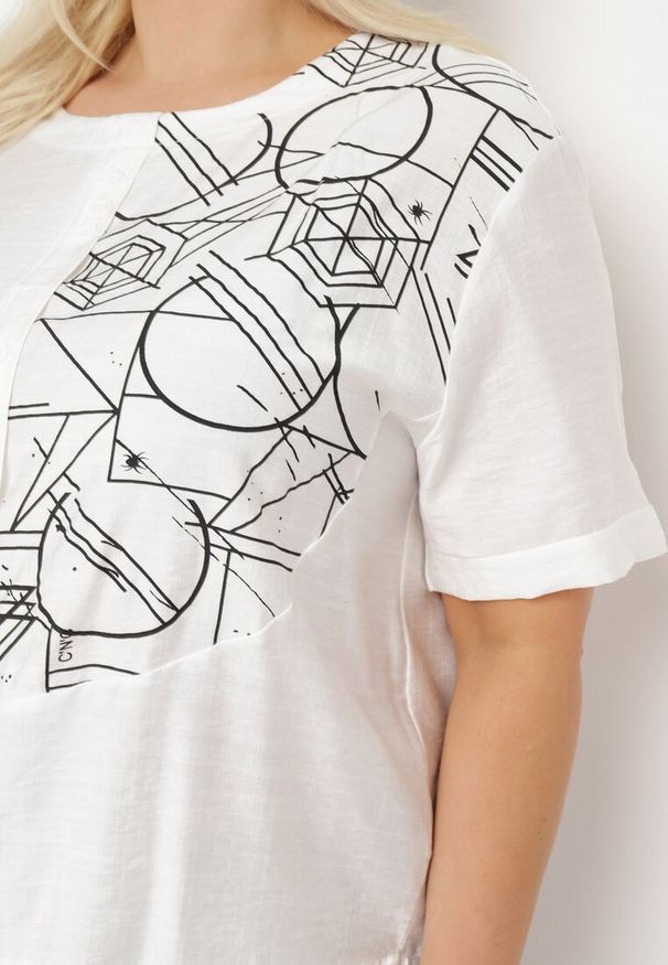 Born2be - Biała Bawełniana Bluzka T-shirt z Krótkim Rękawem z Nadrukiem i Guzikami Fiomara. Okazja: do pracy. Kolor: biały. Materiał: bawełna. Długość rękawa: krótki rękaw. Długość: krótkie. Wzór: nadruk