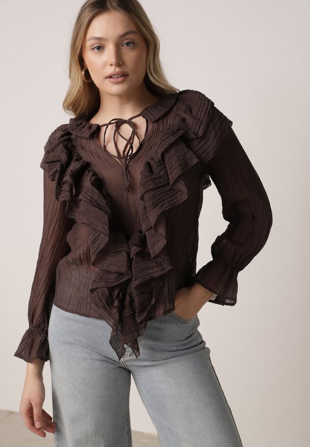 Born2be - Brązowa Bluzka z Lyocellem Ozdobiona Falbanami i Wiązaniem Esathra. Okazja: na co dzień. Kolor: brązowy. Materiał: jeans. Wzór: aplikacja. Styl: elegancki, casual