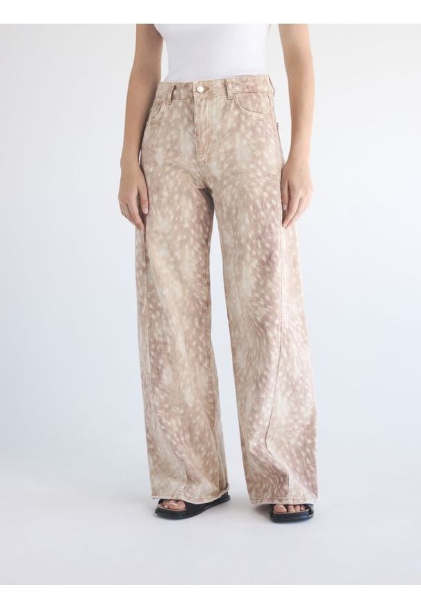 Reserved - Jeansy wide leg ze zwierzęcym wzorem - beżowy. Kolor: beżowy. Wzór: motyw zwierzęcy