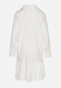 Born2be - Biała Sukienka z Wiskozą o Koszulowym Kroju z Falbanką Penzedi. Okazja: na co dzień. Typ kołnierza: kołnierzyk klasyczny. Kolor: biały. Materiał: wiskoza. Długość rękawa: długi rękaw. Typ sukienki: koszulowe. Styl: casual, elegancki, klasyczny #6