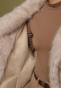 Born2be - Beżowa Dwurzędowa Kurtka Futerko o Fasonie Oversize Asinella. Okazja: na randkę, na spacer, na co dzień. Kolor: beżowy. Materiał: futro. Styl: casual #6