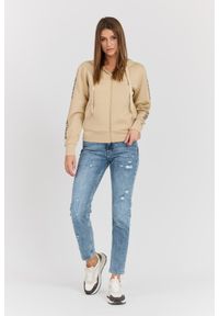 Guess - GUESS Beżowa damska bluza Hood Studs Logo, Rozmiar S. Kolor: beżowy. Materiał: materiał, poliester, wiskoza, elastan. Długość rękawa: długi rękaw. Długość: długie #4