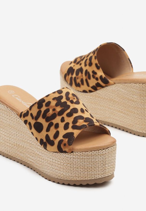 Born2be - Panterkowe Klapki z Szerokim Paskiem i Wysokim Koturnie z Platformą Lornea. Materiał: materiał. Sezon: lato. Obcas: na koturnie. Styl: boho