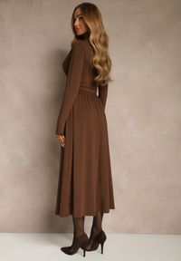 Renee - Brązowa Taliowana Sukienka Longsleeve z Wiskozą z Marszczeniem i Dekoltem V Elirie. Okazja: na randkę, na imprezę. Kolor: brązowy. Materiał: wiskoza. Długość rękawa: długi rękaw. Typ sukienki: oversize #2