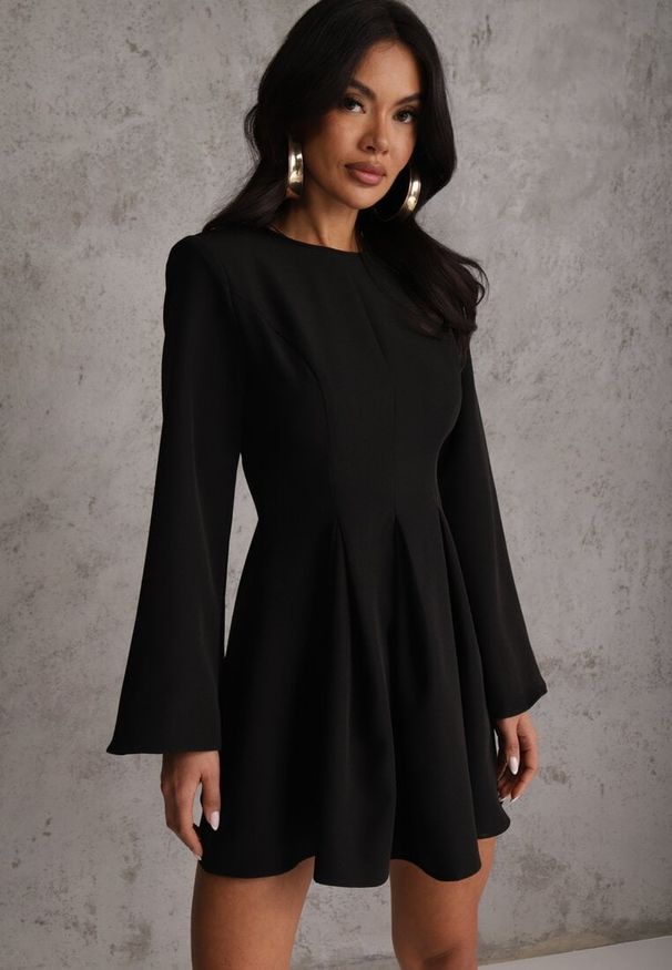Renee - Czarna Rozkloszowana Sukienka VICES z Rozszerzanymi Rękawami Natileza. Okazja: na imprezę, na randkę. Kolor: czarny