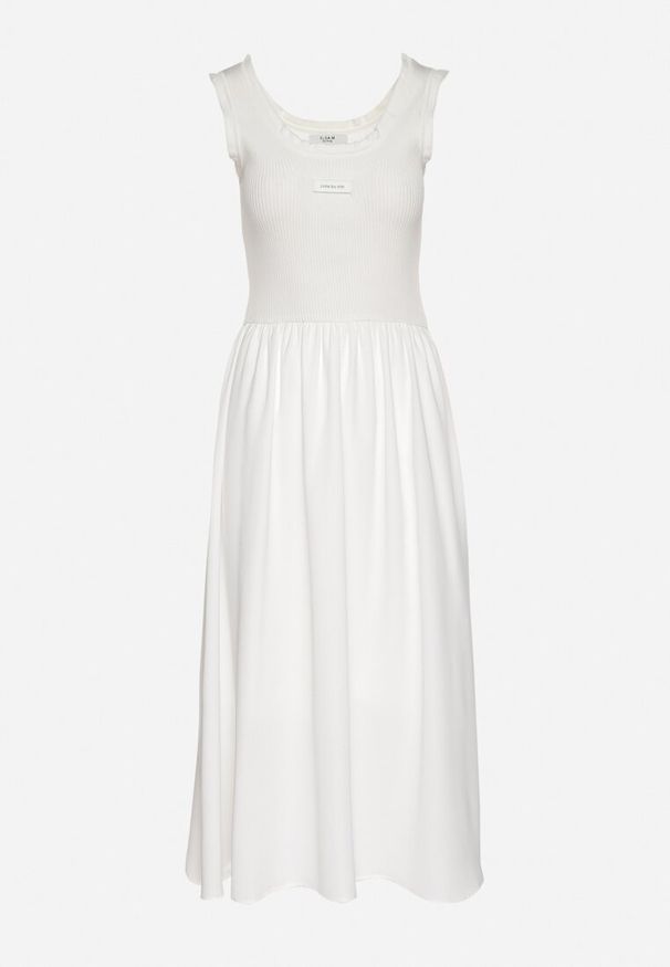 Born2be - Biała Wiskozowa Sukienka o Rozkloszowanym Kroju z Ozdobną Naszywką Ronestra. Okazja: na co dzień. Kolor: biały. Materiał: wiskoza. Wzór: aplikacja. Typ sukienki: proste. Styl: klasyczny, casual