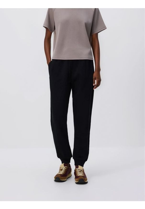 Reserved - Spodnie dresowe ze ściągaczem - czarny. Kolor: czarny. Materiał: dresówka