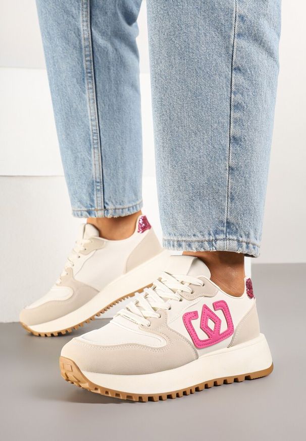 Renee - Beżowo-Różowe Sneakersy na Niskiej Platformie Zdobione Aplikacją Alimrela. Okazja: na co dzień. Nosek buta: okrągły. Kolor: beżowy. Materiał: jeans. Wzór: aplikacja. Obcas: na platformie