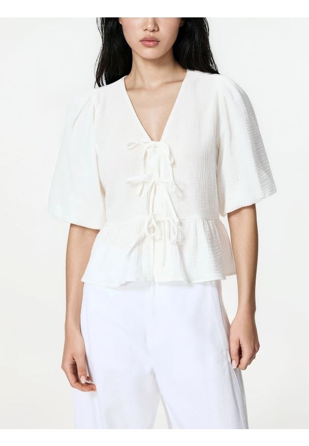 Reserved - Muślinowa bluzka z wiązaniem - biały. Kolor: biały. Materiał: bawełna, tkanina. Styl: klasyczny