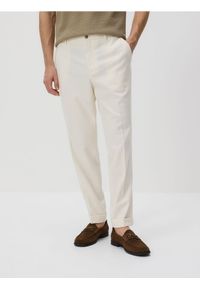 Reserved - Garniturowe spodnie carrot - biały. Kolor: biały. Materiał: tkanina, wiskoza #1