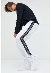 Kappa spodnie dresowe męskie kolor biały z aplikacją. Kolor: biały. Materiał: dresówka. Wzór: aplikacja #1