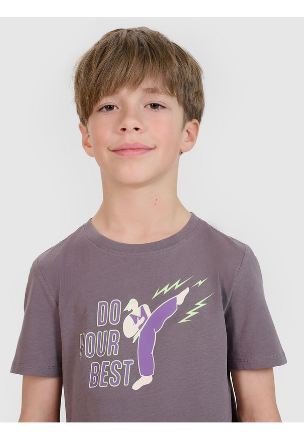 4f - 4F T-shirt regular z nadrukiem chłopięcy - szary 134 (8-9 lat). Okazja: na co dzień. Kolor: szary. Materiał: jersey, bawełna, dzianina. Długość rękawa: krótki rękaw. Długość: krótkie. Wzór: nadruk. Sezon: lato. Styl: casual, klasyczny, sportowy