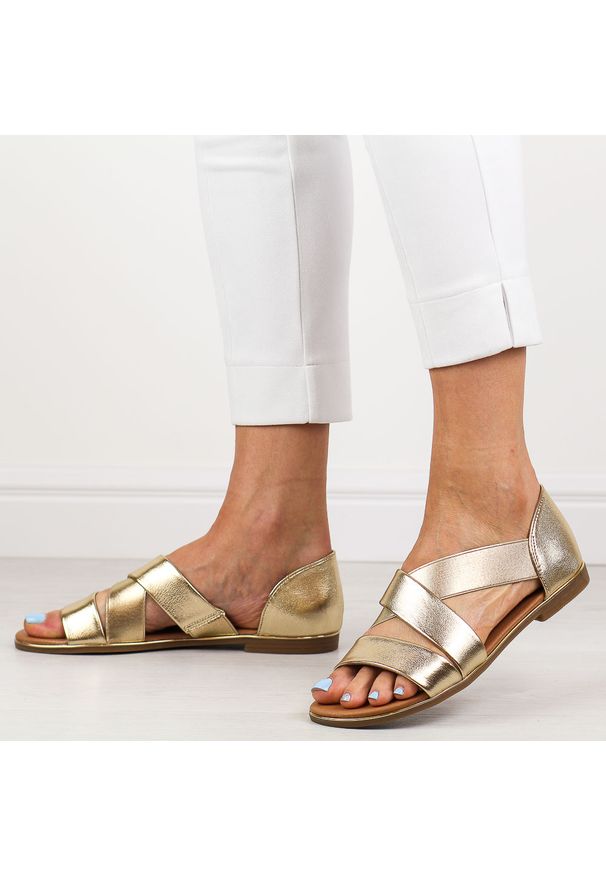 Złote płaskie sandały damskie z zakrytą piętą Jezzi 3882. Okazja: na co dzień, na spacer. Zapięcie: pasek. Kolor: złoty. Materiał: skóra. Sezon: wiosna, lato. Styl: casual, klasyczny, elegancki