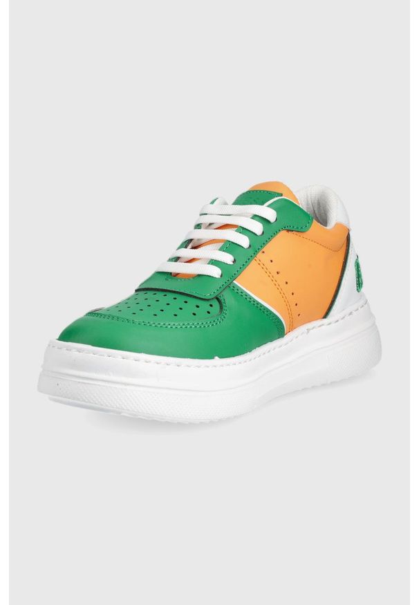 Guess buty dziecięce kolor zielony. Nosek buta: okrągły. Zapięcie: sznurówki. Kolor: zielony. Materiał: skóra, guma. Obcas: na platformie