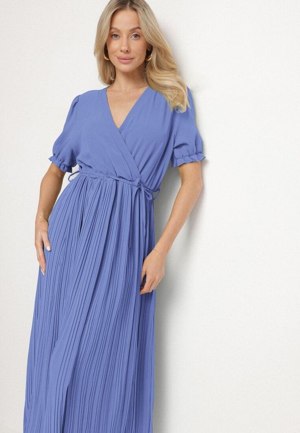 Born2be - Niebieska Kopertowa Sukienka z Bawełną i Paskiem Ivellevia. Okazja: na co dzień. Typ kołnierza: dekolt w serek. Kolor: niebieski. Materiał: bawełna. Długość rękawa: długi rękaw. Sezon: lato. Typ sukienki: kopertowe. Styl: casual, elegancki, klasyczny