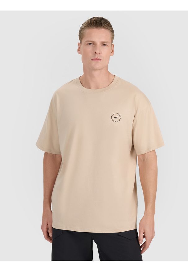 4f - 4F T-shirt oversize z nadrukiem męski - beżowy S. Okazja: na co dzień. Kolor: beżowy. Materiał: tkanina, jersey, bawełna. Długość rękawa: krótki rękaw. Długość: krótkie. Wzór: nadruk. Styl: casual, klasyczny, sportowy