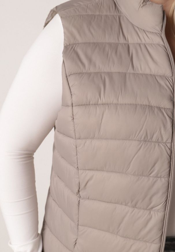 Born2be - Beżowa Pikowana Kamizelka Przejściowa ze Stójką Edanwen. Typ kołnierza: kołnierzyk stójkowy. Kolekcja: plus size. Kolor: beżowy. Materiał: jeans, nylon. Styl: klasyczny