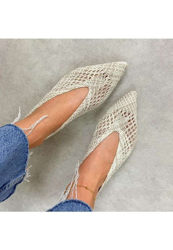 Beżowe przewiewne półbuty damskie T.Sokolski 135. Okazja: do pracy, na co dzień. Kolor: beżowy. Materiał: tkanina. Sezon: wiosna, lato. Obcas: na obcasie. Styl: elegancki, casual. Wysokość obcasa: niski