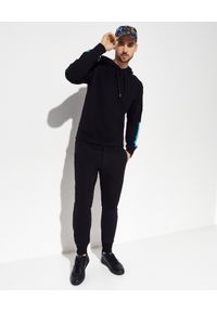Versace Jeans Couture - VERSACE JEANS COUTURE - Czarna bluza z kontrastowymi lampasami. Kolor: czarny. Materiał: prążkowany, bawełna. Długość rękawa: długi rękaw. Długość: długie