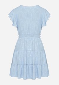 Born2be - Jasnoniebieska Kopertowa Sukienka Ozdobiona Falbanami i Paskiem Liliessa. Okazja: na co dzień. Typ kołnierza: dekolt w kształcie V. Kolor: niebieski. Wzór: aplikacja. Typ sukienki: kopertowe. Styl: klasyczny, casual, elegancki #4