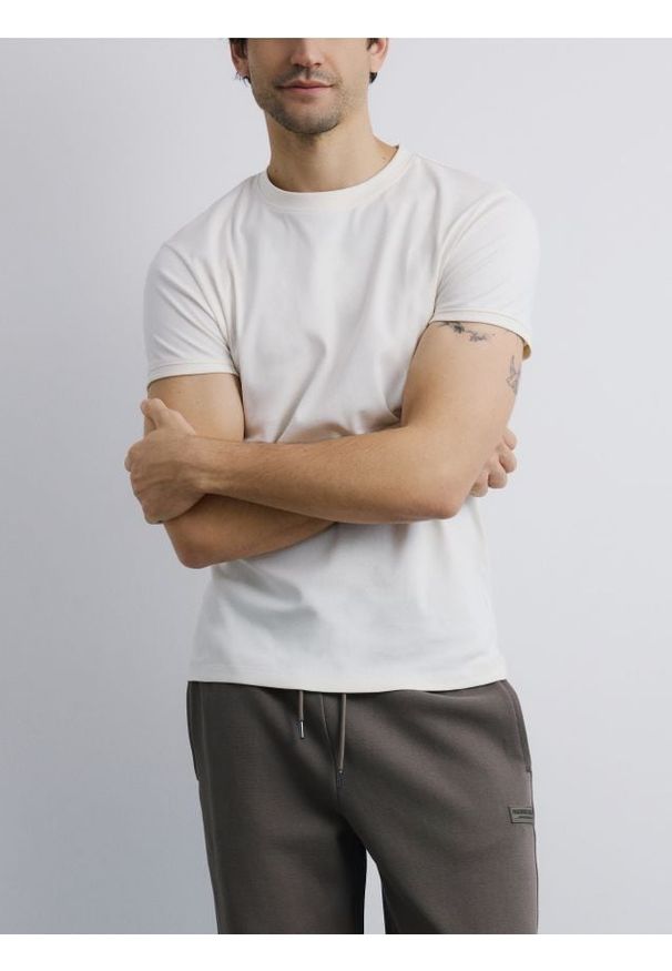 Reserved - T-shirt slim fit - złamana biel. Materiał: dzianina, bawełna
