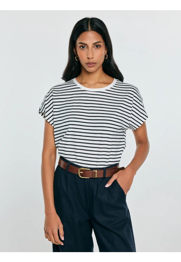 Big-Star - Koszulka damska w paski biało-granatowa Aleksa 403. Okazja: na co dzień. Kolor: niebieski. Materiał: dzianina, bawełna, żakard. Wzór: paski. Styl: casual, klasyczny