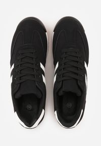 Renee - Czarne Sneakersy Ozdobione Dwoma Paskami Lannatea. Okazja: na co dzień. Zapięcie: pasek. Kolor: czarny. Wzór: aplikacja #8