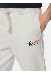 Tommy Jeans Spodnie dresowe DM0DM23903 Szary jasny Regular Fit. Kolor: szary. Materiał: bawełna #4