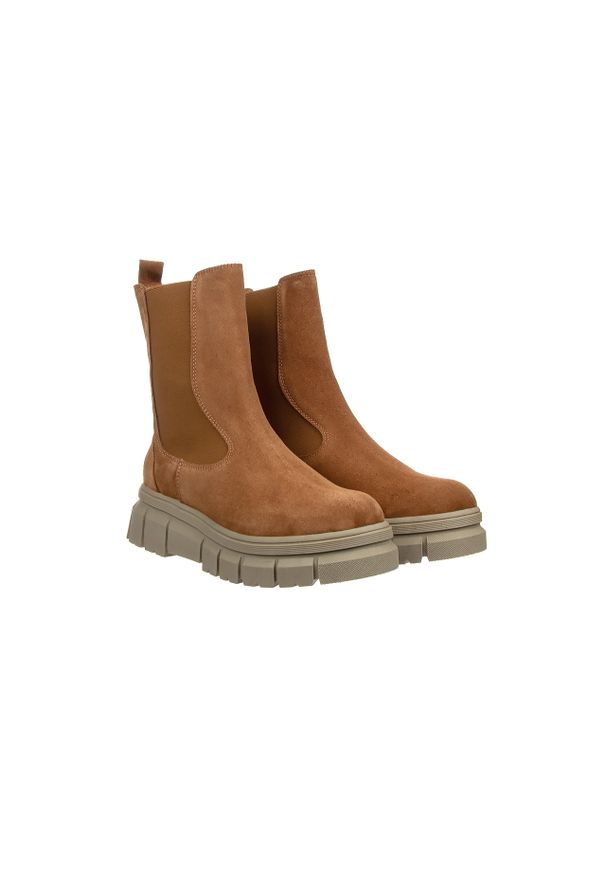 Botki Bayla-161 188 2103 53 Coconut Suede 161637, Brązowy, Skóra naturalna. Okazja: na co dzień. Nosek buta: okrągły. Zapięcie: bez zapięcia. Kolor: brązowy. Szerokość cholewki: normalna. Wysokość cholewki: za kostkę. Materiał: zamsz. Sezon: jesień, zima. Obcas: na obcasie. Styl: klasyczny, casual, elegancki. Wysokość obcasa: średni
