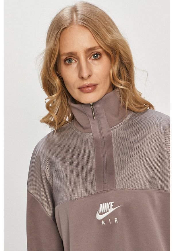 Nike Sportswear - Bluza. Okazja: na co dzień. Kolor: fioletowy. Długość rękawa: długi rękaw. Długość: długie. Wzór: nadruk. Styl: casual