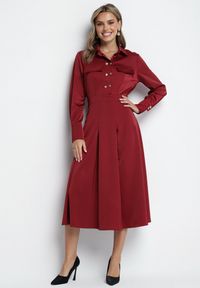 Born2be - Bordowa Rozkloszowana Sukienka o Koszulowym Kroju z Imitacją Kieszeni i Gumką w Talii Rizza. Okazja: na co dzień. Kolor: czerwony. Typ sukienki: koszulowe. Styl: wizytowy, klasyczny, casual, elegancki #1