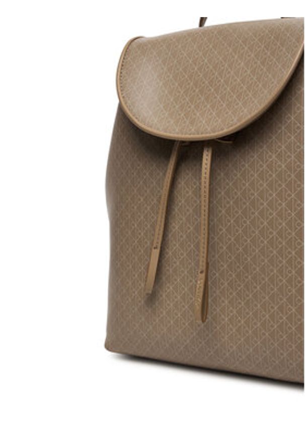 Calvin Klein Plecak Emblem Aop Flap Backpack LV04F3271G Beżowy. Kolor: beżowy. Materiał: skóra