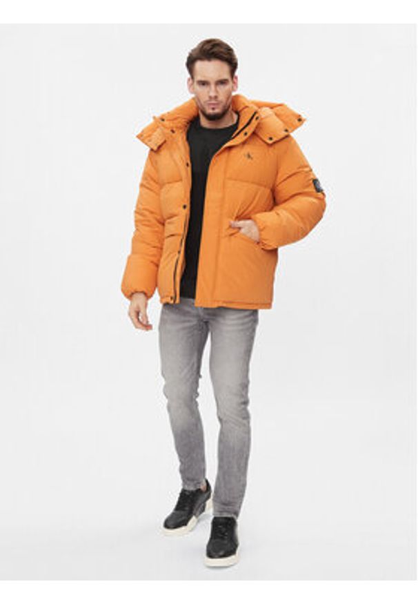 Calvin Klein Jeans Kurtka zimowa J30J323709 Pomarańczowy Relaxed Fit. Kolor: pomarańczowy. Materiał: syntetyk. Sezon: zima