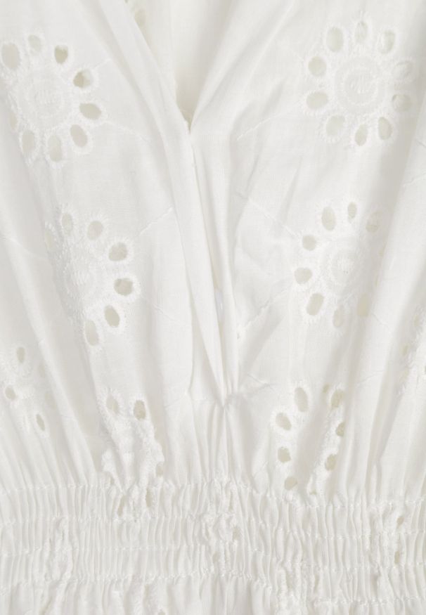 Renee - Biała Ażurowa Sukienka z Bawełny Wykończona Gumką w Talii i Guzikami przy Dekolcie Wenevia. Okazja: na co dzień. Kolor: biały. Materiał: bawełna. Wzór: ażurowy. Sezon: lato. Styl: elegancki, casual