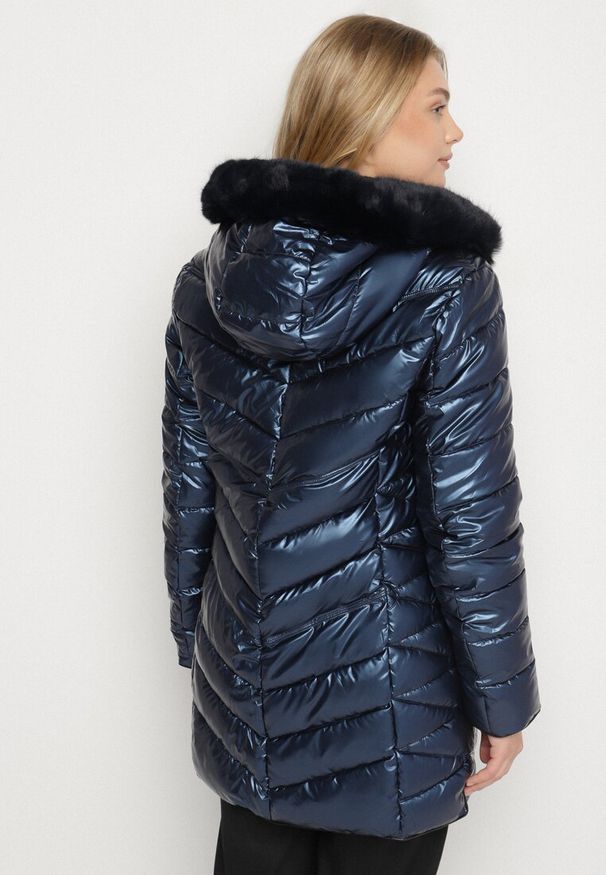Born2be - Granatowa Pikowana Kurtka z Kapturem z Futerkiem Zorria. Typ kołnierza: kaptur. Kolekcja: plus size. Kolor: niebieski. Materiał: futro. Wzór: aplikacja