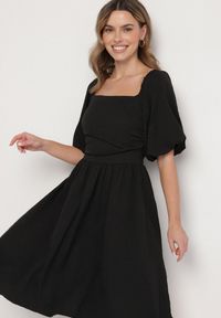 Born2be - Czarna Sukienka o Rozkloszowanym Kroju z Bufiastymi Rękawami Maradora. Okazja: na co dzień. Typ kołnierza: dekolt kwadratowy. Kolor: czarny. Styl: casual #3