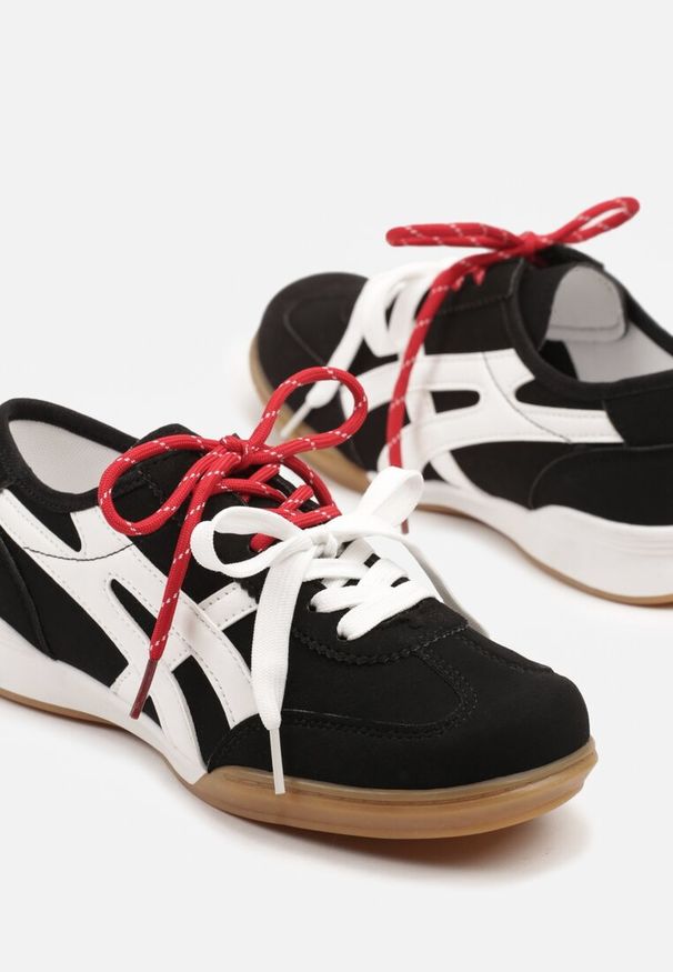 Renee - Czarne Sneakersy Ozdobione Geometrycznym Wzorem i Podwójnym Sznurowaniem Hirozi. Okazja: na co dzień. Zapięcie: sznurówki. Kolor: czarny. Materiał: jeans. Wzór: aplikacja, geometria