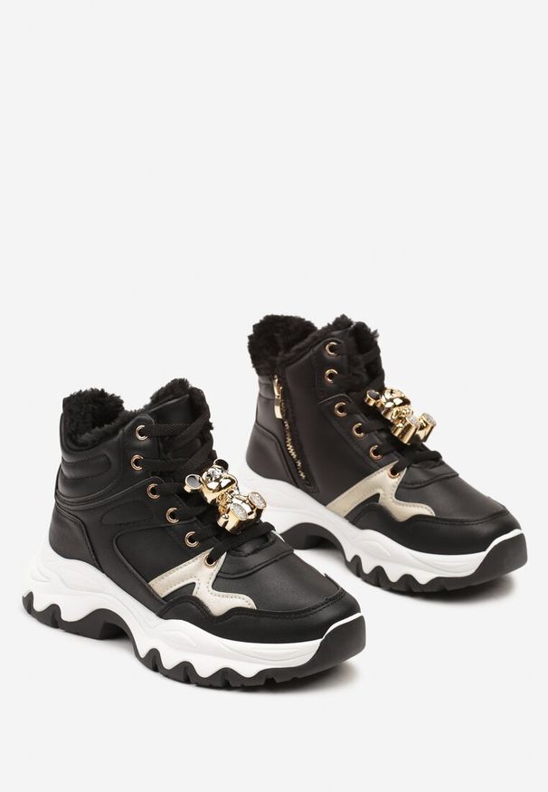 Born2be - Czarne Płaskie Sneakersy z Wysoką Cholewką Ozdobione Misiami 3D i Futerkiem Teminita. Okazja: na co dzień. Wysokość cholewki: przed kolano. Zapięcie: sznurówki. Kolor: czarny. Materiał: futro. Szerokość cholewki: normalna. Wzór: aplikacja