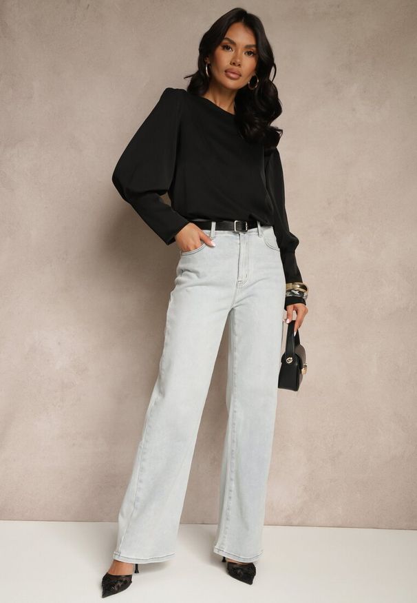 Renee - Czarna Bluzka o Kroju Nietoperza Ozdobiona z Tyłu Guzikami Jenisena. Okazja: na spacer, do pracy, na co dzień, na spotkanie biznesowe. Kolor: czarny. Wzór: aplikacja. Sezon: wiosna, lato. Styl: elegancki, casual, klasyczny, biznesowy