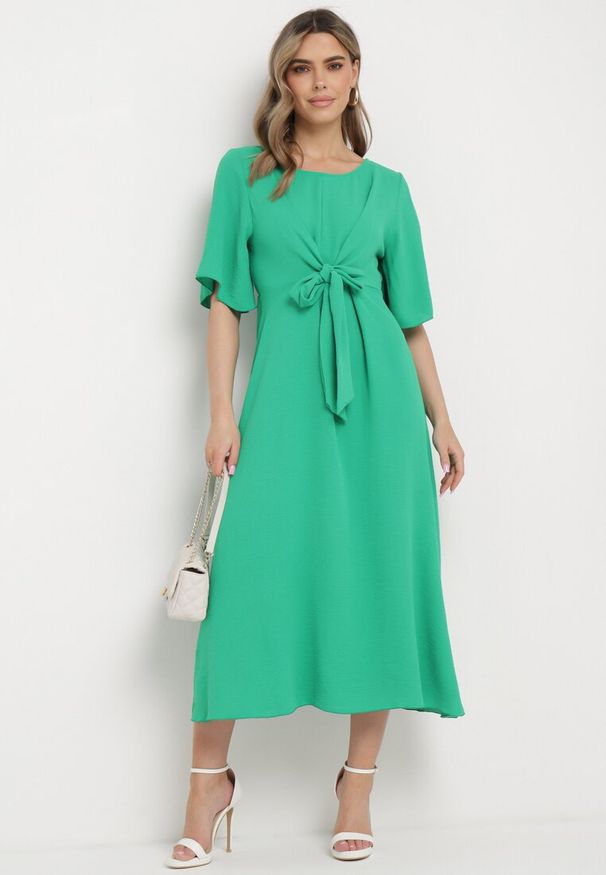 Born2be - Ciemnozielona Sukienka Maxi z Ozdobnym Wiązaniem i Gumką w Talii Myrcella. Kolor: zielony. Długość: maxi