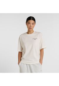 Koszulka damska New Balance WT51529SST – biała. Kolor: biały. Materiał: bawełna, materiał. Wzór: napisy