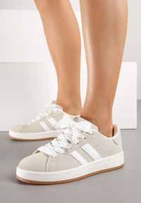 Renee - Beżowe Sneakersy Ozdobione Motywem Pasków Flortewi. Nosek buta: okrągły. Zapięcie: pasek. Kolor: beżowy. Materiał: nubuk, syntetyk. Wzór: aplikacja. Obcas: na obcasie. Wysokość obcasa: niski #5