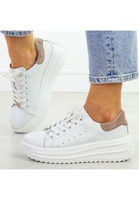 Białe skórzane sneakersy damskie na platformie Filippo Dp6739/25. Okazja: na co dzień, na spacer. Nosek buta: okrągły. Kolor: biały. Materiał: skóra. Szerokość cholewki: normalna. Sezon: wiosna, jesień, lato. Obcas: na platformie. Sport: turystyka piesza