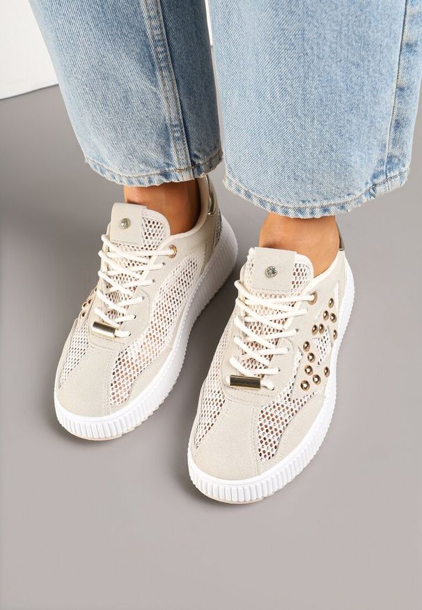 Renee - Beżowe Sneakersy Ozdobione Gwiazdą i Nitami Zeloti. Okazja: na co dzień. Kolor: beżowy. Materiał: dzianina, jeans. Wzór: aplikacja
